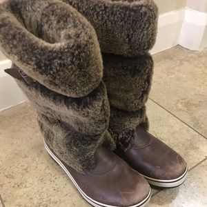 UGG Snowboots faux fur and buckle details. Size 8